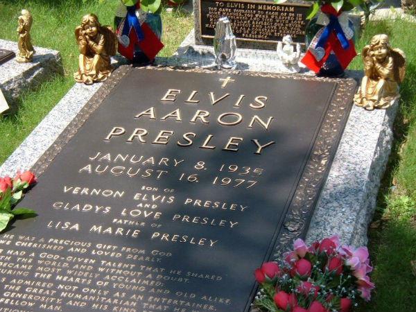 Elvisa Preslija kapavieta tika... Autors: kaķūns Pasaulslavenu cilvēku kapavietas