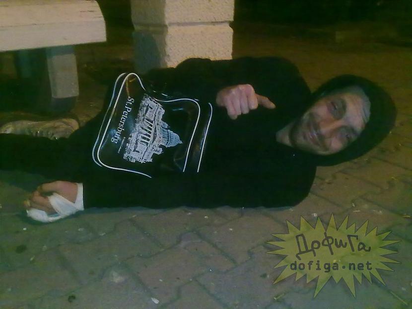  Autors: Hello Čoms iegāja soc.saitā,ieraudzija sevi un no bēdām atkal piedzērās !