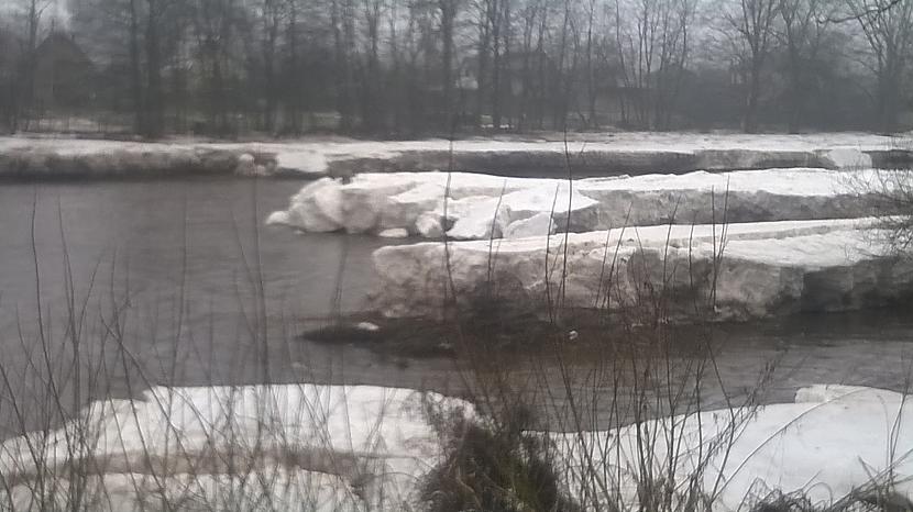 Ledus gabali uz zemes Autors: Vampire Bear Ogres upes atkusņa skati.