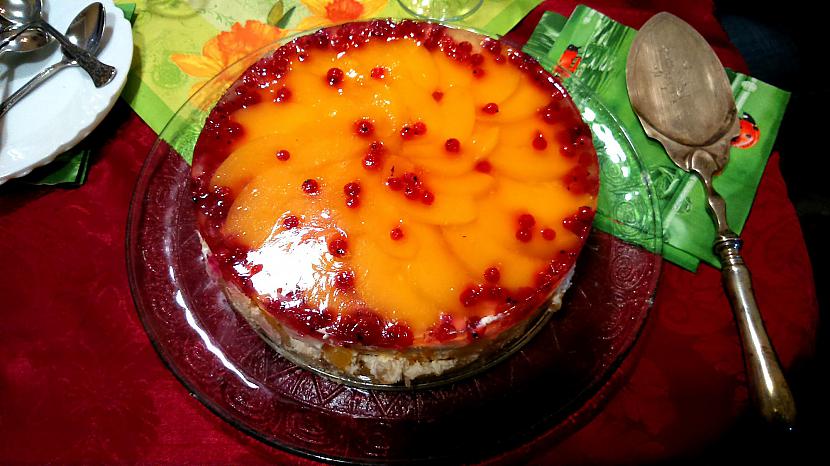 Tad nu gatavā tortīte labu... Autors: Lords Lanselots Biezpiena-persika našķis!!