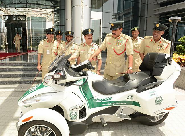 Policijas motocikls Autors: Sulīgais Mandarīns Pārsteidzošas skati, kas Dubaijā ir novērojami ikdienā(40 BILDES)