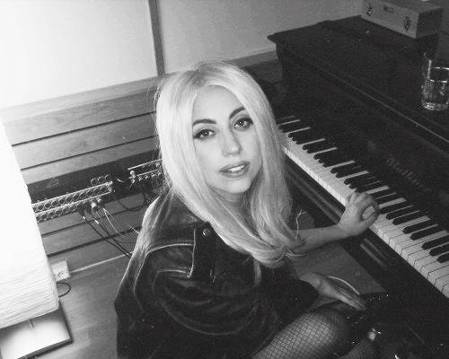  Autors: UnicornMonster Lady Gaga