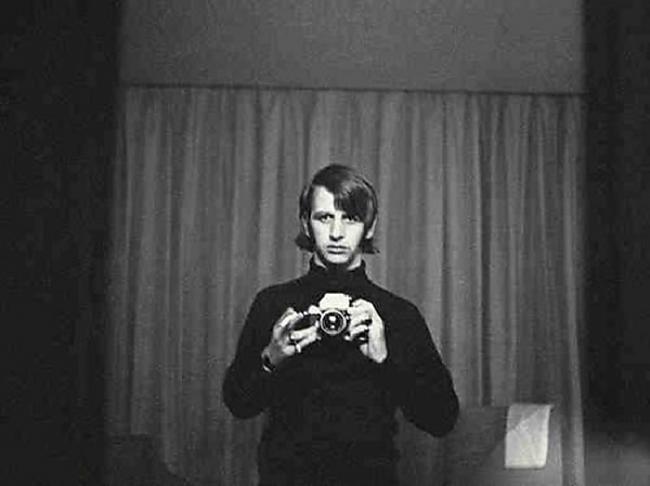 Ringo Stārs britu bundzinieks... Autors: Lords Lanselots Pēdējo 100 gadu laikā uzņemtie pasaules slavenu cilvēku selfiji!!!