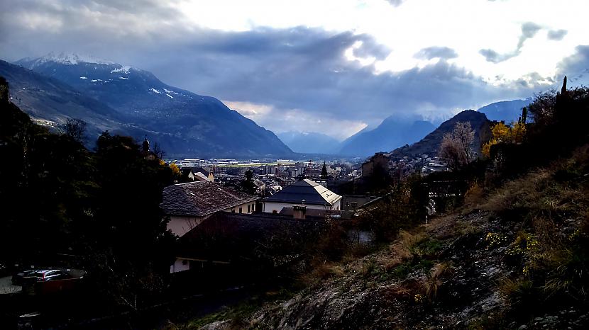 Skats no kalna kurā atrodas... Autors: Lords Lanselots Pastaiga pa Šveici - Sjona!