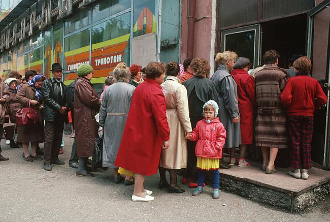 Kad viena izstāvēta jādodas uz... Autors: kasītis no simpsoniem D Padomju veikali. Plauktos tukšums, sejā skumjas