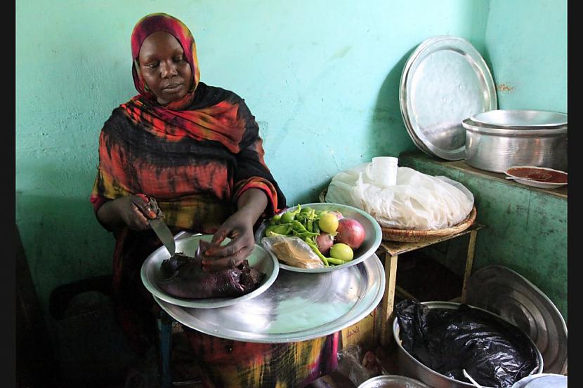 Sieviete Sudānā gatavo maltīti... Autors: grauzejs Daži dīvaini ēdieni.