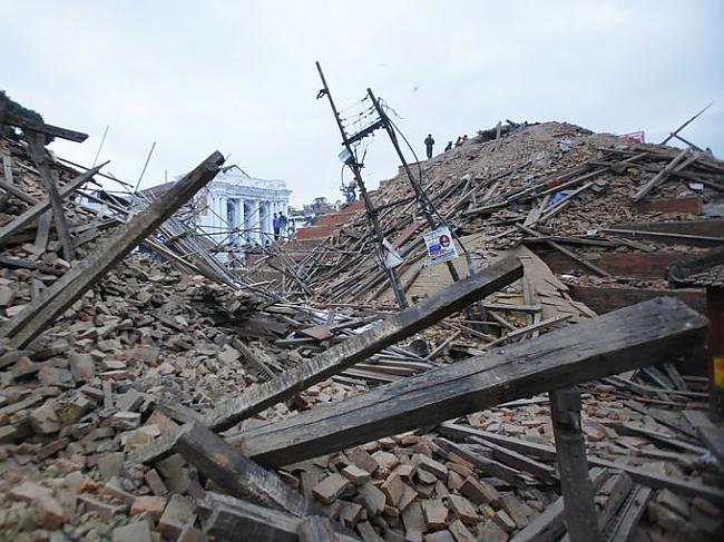  Autors: Kapteinis Cerība Nepālā, spēcīga zemestrīce atņem vairāk nekā 1400 dzīvības