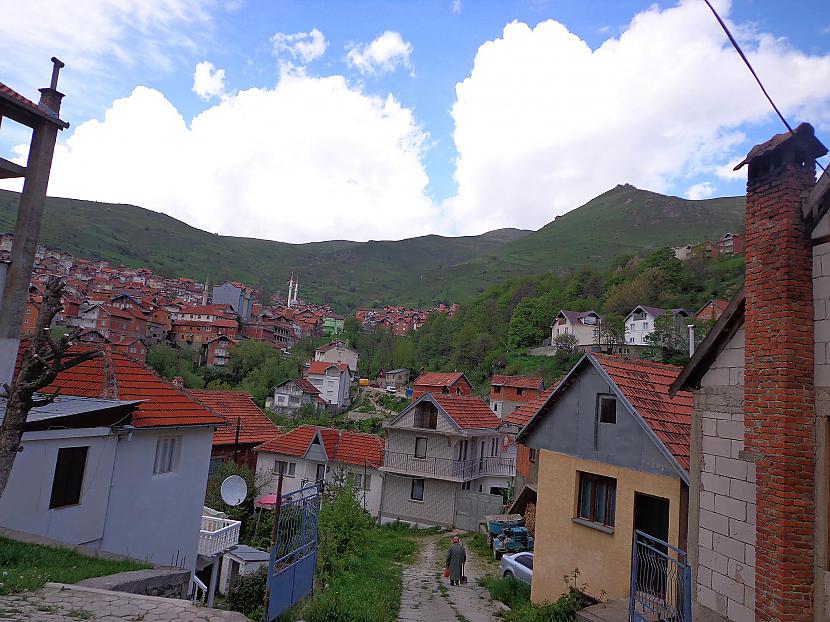 Scaronķērsojot ciemu gan rodās... Autors: Pēteris Vēciņš Kosova 4. daļa: No Albāņu alpiem līdz  Šarplaņinas kalnu sniegotajām virsotnēm.
