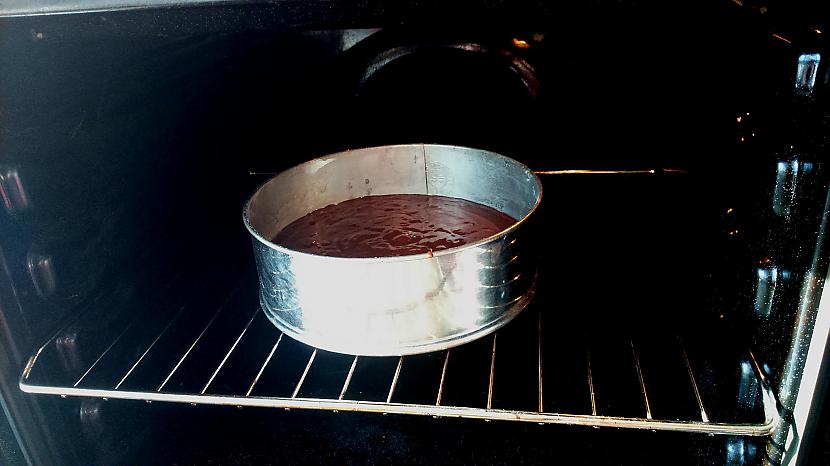 nbspMīklu ielejam formā un... Autors: Lords Lanselots Ātri un vienkārši pagatavojama šokolādes kūka