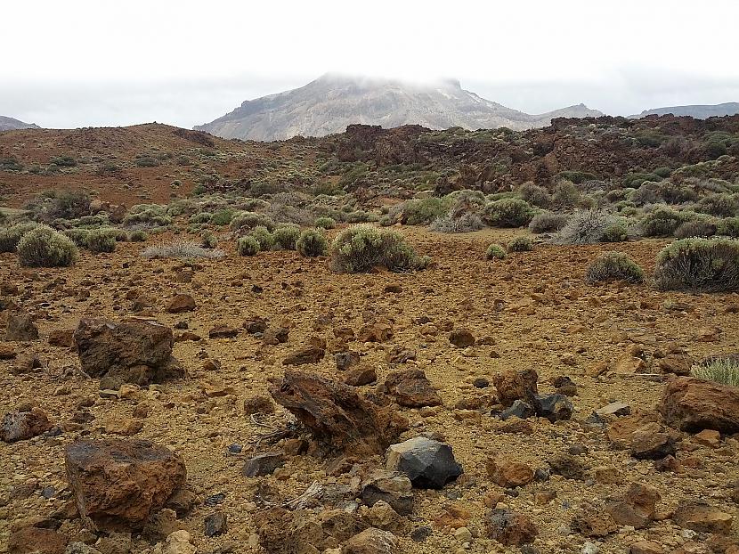 Tālumā slejas kādreizējā... Autors: Fosilija Vulkāns Teide, tā pakāje un vecajie krāteri