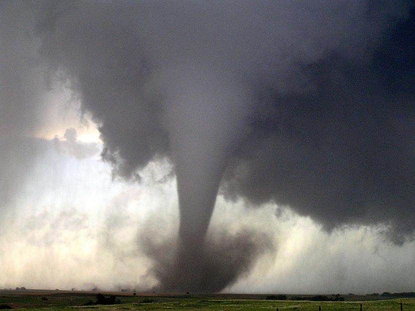 Tornado nogalina videji 60... Autors: Devilish6 20 lietas kas katru gadu nogalina cilvekus!