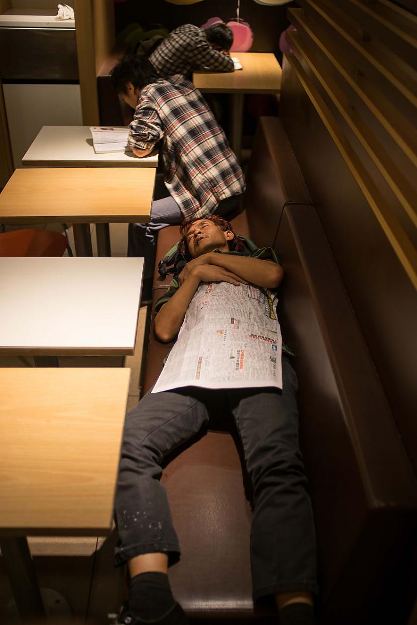  Autors: matilde McDonald's restorāns = Bezpajumtnieku miteklis Hong Kongā.