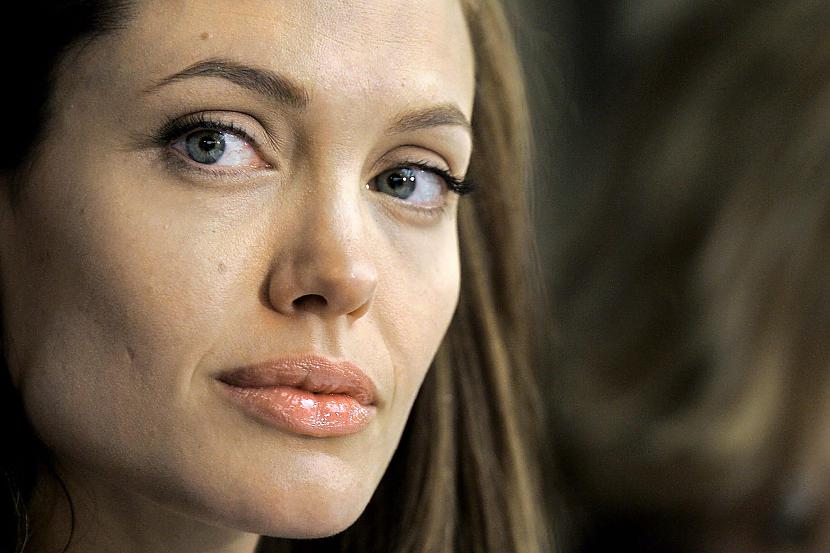  Autors: Fosilija Angelina Jolie 4
