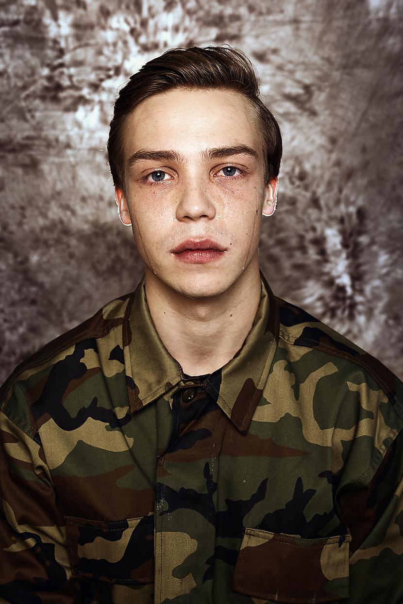 Denisas 23 gadi Mūsdienu... Autors: matilde Obligātais militārais dienests - jaunieši raud!