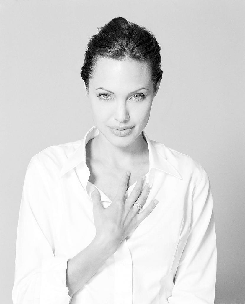  Autors: Fosilija Angelina Jolie 10