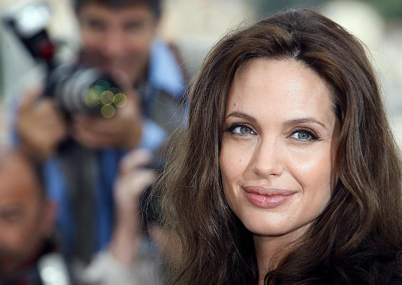  Autors: Fosilija Angelina Jolie 10