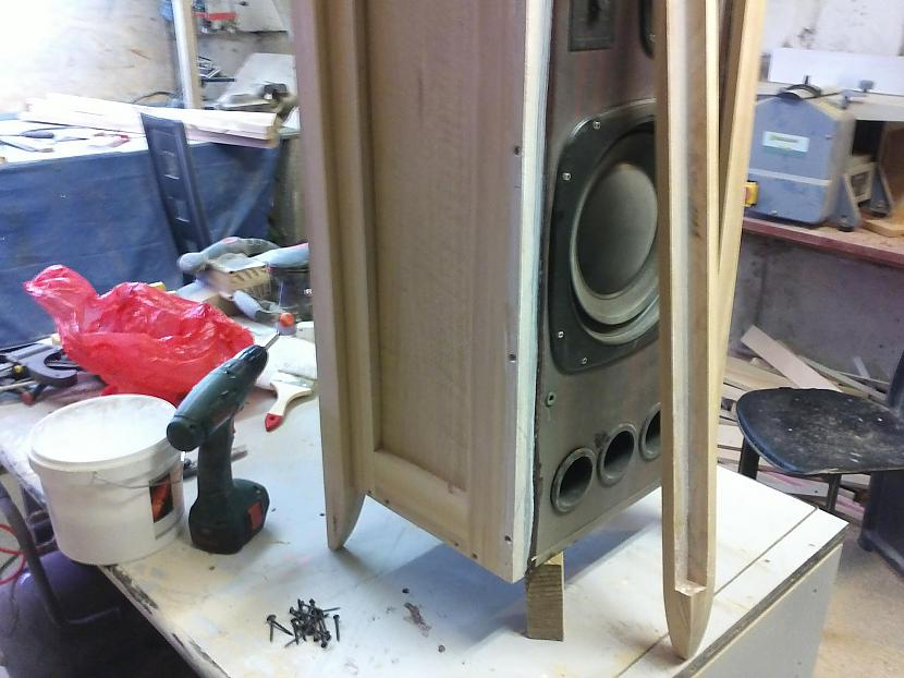 Kad gatavs līmēju un skrūvēju... Autors: I Like to Make Stuff How to make vintage style speakers 2/2 + KONKURSS