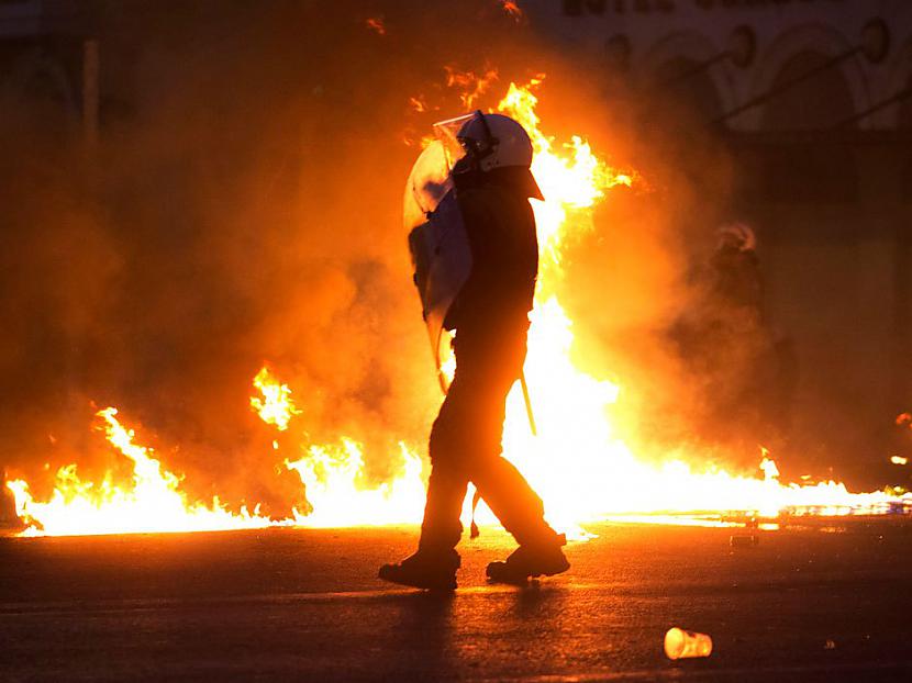 Policists mēģina izvairīties... Autors: sancisj Asiņains protests Grieķijā.