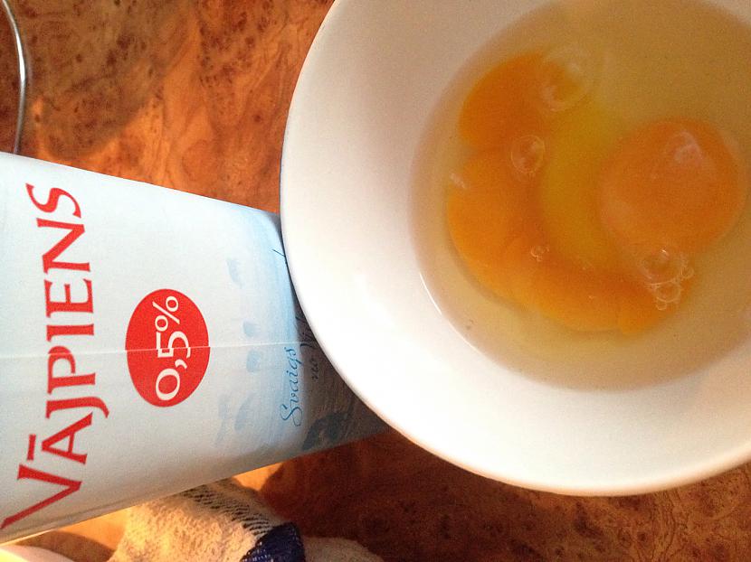 Tikmēr sajaucam olas ar pienu... Autors: annnija Puķkāposta sacepums