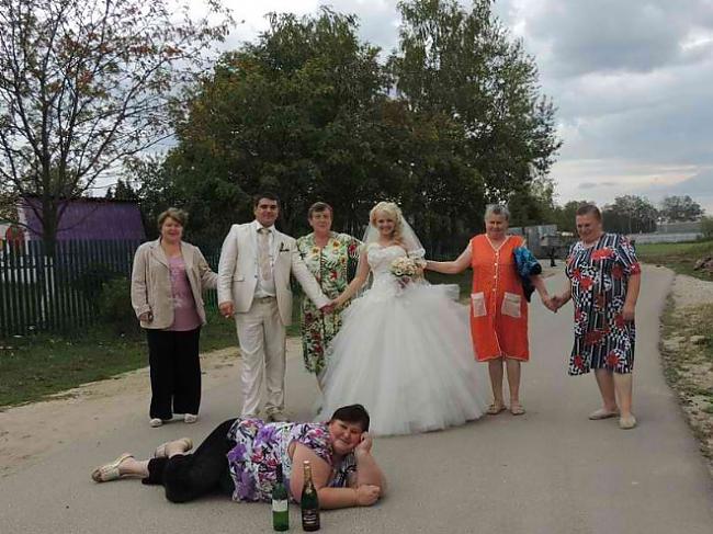 Foto ar radiem vienmēr liek... Autors: kaķūns Krievija. Iespējams sliktākās kāzu bildes vēsturē !