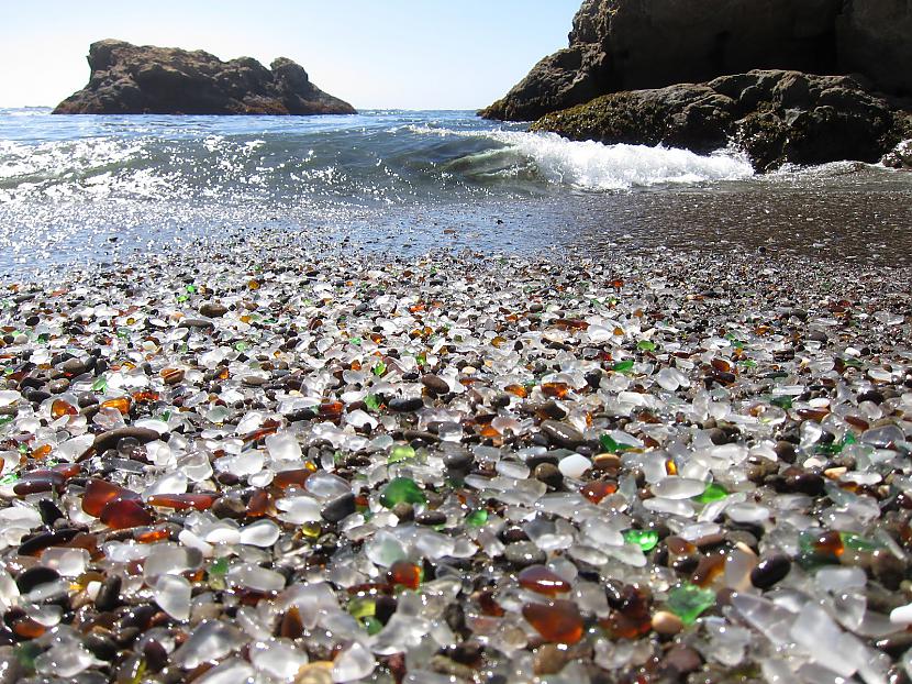 8 Stikla pludmale Glass Beach... Autors: im mad cuz u bad Pasaules neparastākās pludmales