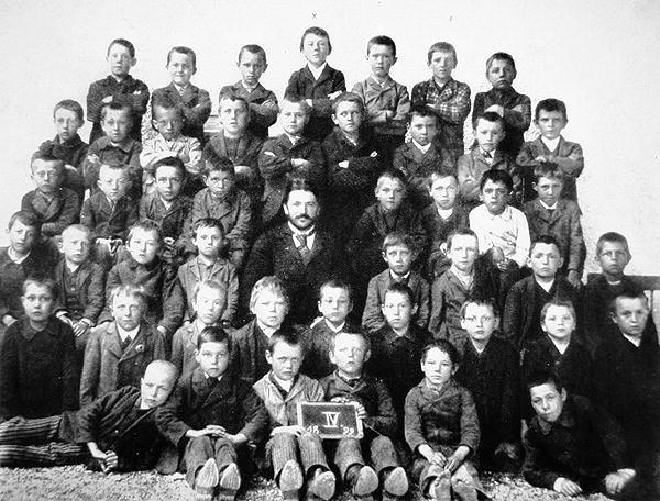 Ādolfs Hitlers 4 klasē... Autors: SnYx Mazas bildes, ar lielu vēsturi. #2