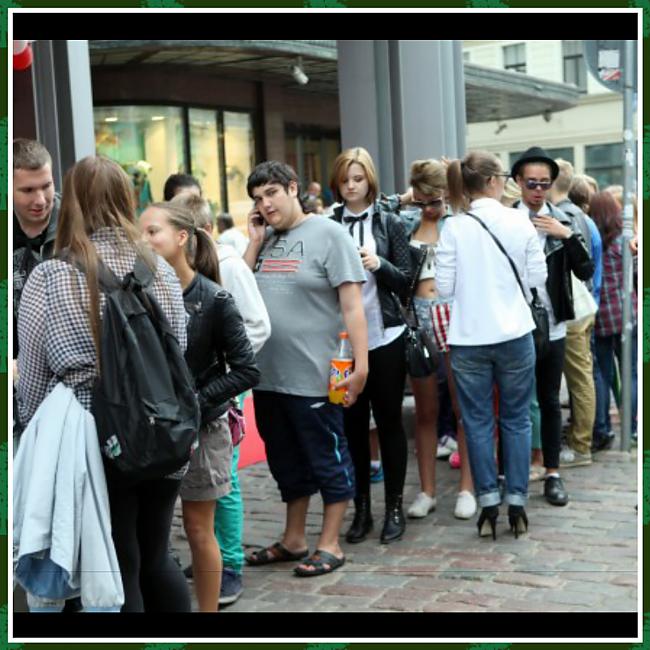 Daži pat stāv 2h lai tikai... Autors: ghost07 KFC trakums Rīgā - cilvēki gatavi stāvēt stundām ilgi pēc ASV maltītes