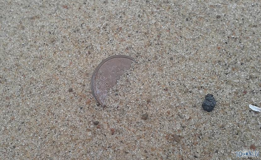 Dažas monētas pat īpascaroni... Autors: pyrathe Rīta pastaiga gar jūru ar metāla detektoru.