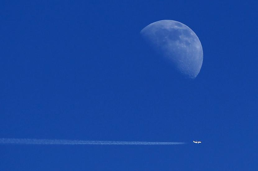 Lidmasīna lido zem Mēness... Autors: kaķūns 26 spēcīgākie attēli pagājušajā nedēļā