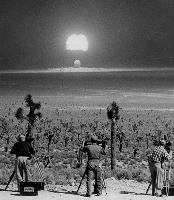 Atombumbas sprādzienu... Autors: SnYx Mazas bildes ar lielu vēsturi (4)