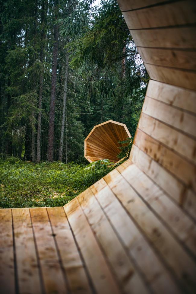 Tie varbūt izskatās nedaudz... Autors: riekstkodis.lv Šīs maģiskās struktūras guļ Igaunijas mežos, netālu no Latvijas robežas