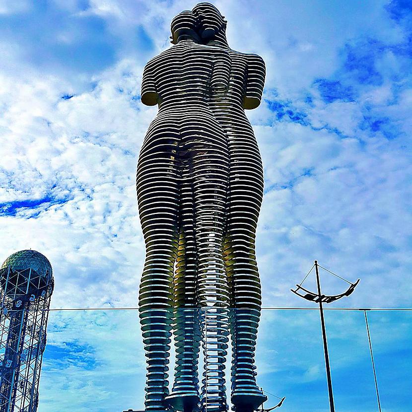  Autors: Mao Meow Traģisks mīlas stāsts parādīts ar 8 metrus augstām un kustīgām statujām!