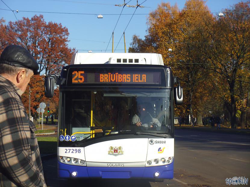 Lūk arī pats trolejbuss Un te... Autors: Razam4iks Ceļš uz spoku biroju.