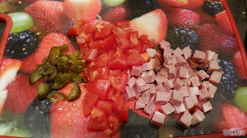 Sagriežam tomātu gaļu un... Autors: ceipis12 "Gatavojam ar multikatlu" Omlete