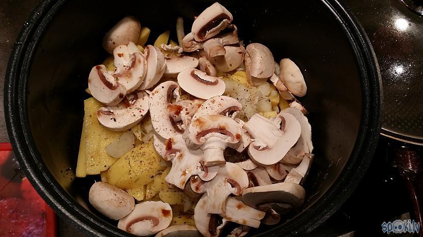 Kartupeļus sagriežam salmiņos... Autors: ceipis12 Steiks ar rozmarīna kartupeļiem