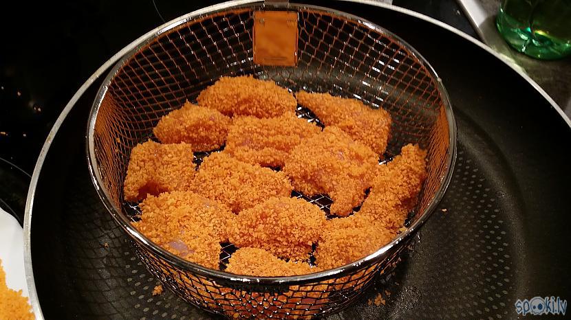 Fileju iemērcam olā rīvmaizē... Autors: ceipis12 Paštaisīti vistas nageti ar frī kartupeļiem "Gatavojam ar multikatlu"