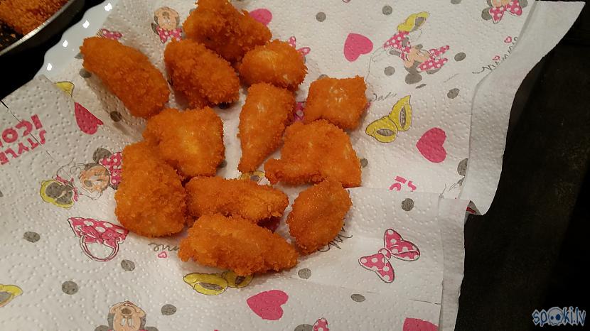 Nosusinam lieko eļļu salvetēs Autors: ceipis12 Paštaisīti vistas nageti ar frī kartupeļiem "Gatavojam ar multikatlu"