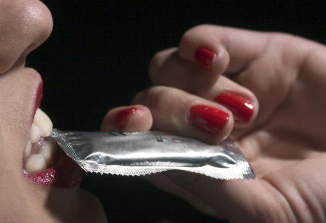 Atverot prezervatīvu... Autors: TroolisLV 13 visbiežāk pieļautās kļūdas seksā, kuras daudzi pat neizprot