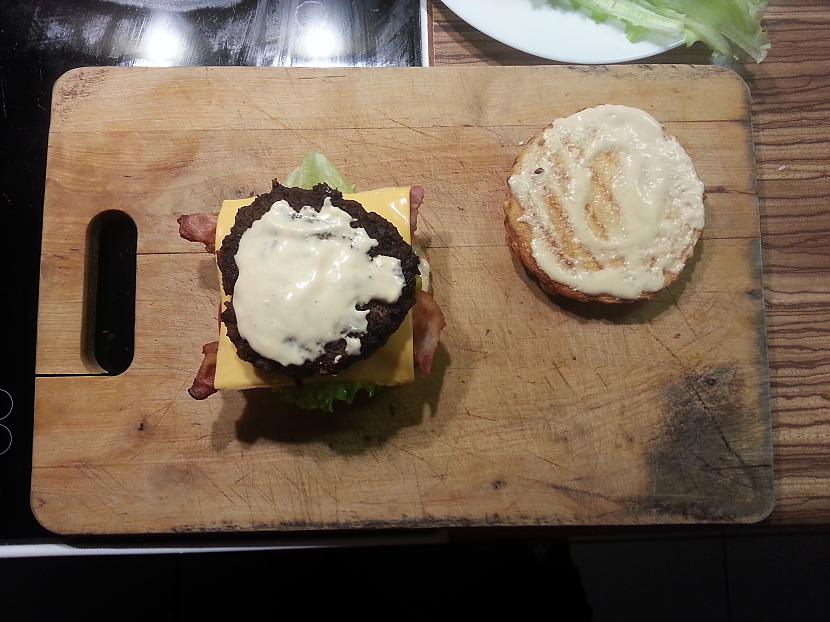 Pirmā kotlete  mērcele Autors: minckis Burgers 'Double-triple' + mājas kartupeļi frī