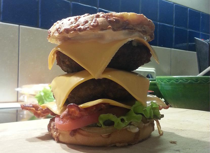 Un atiet Autors: minckis Burgers 'Double-triple' + mājas kartupeļi frī