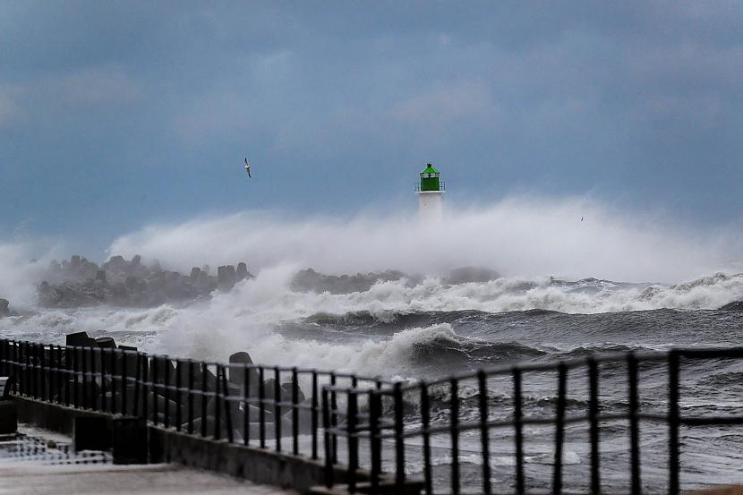  Autors: StounsJuu Ventspils dienvidu mols vētras laikā 2015.11.30