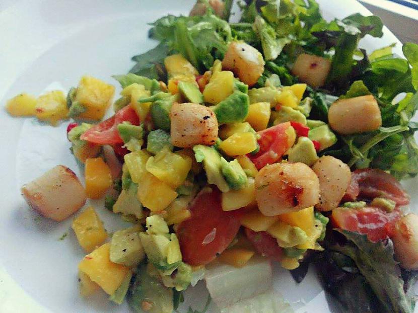 Izmazgājam salātus un kārtojam... Autors: Lola1 Jūras ķemmītes ar mango-avokado salsu un salātiem