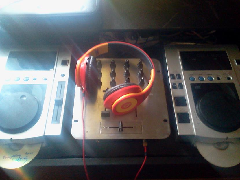 Tāda izskatās mana pirmā... Autors: MikusCoo Mana DJ aparatūras evolūcija.