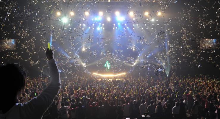bildē Hatsune Miku koncertsPēc... Autors: Piena paka Japānas populārākā VIRTUĀLĀ DZIEDĀTĀJA!!!