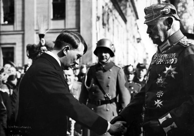 Pauls von Hindenburgs... Autors: Spriciks911 Hitlers, visapmelotākā persona cilvēces vēsturē (2.daļa)