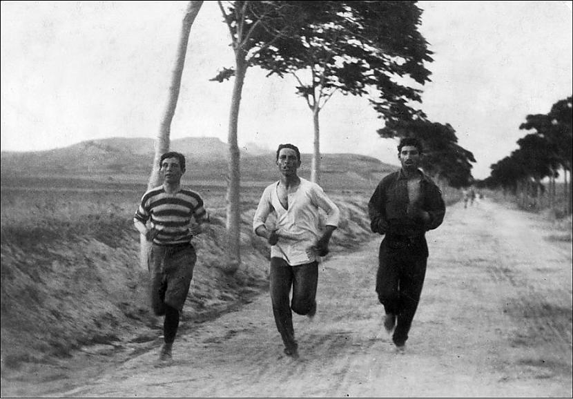 3 vīri skrien maratonu... Autors: Fosilija 20. gadsimta 20 spēcīgākās fotogrāfijas