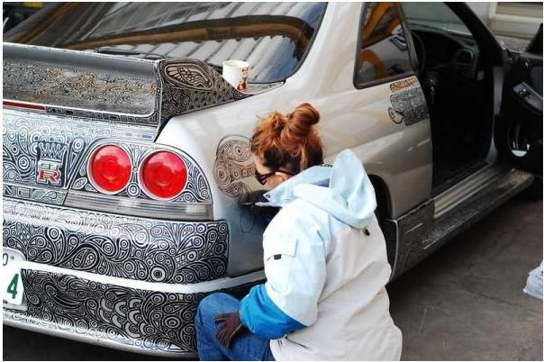  Autors: Fosilija Viņa pārkrāso drauga Nissan Skyline ar permanentu marķieri un šokē savu mīļoto.