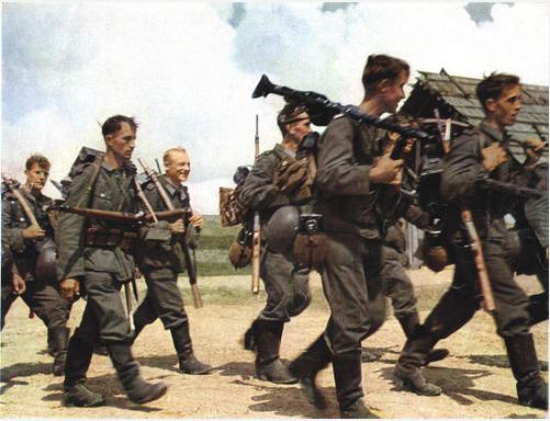 Vērmahta karavīre soļo cauri... Autors: KrisjanisOzols Retas un krāsainas otrā pasaules kara bildes. Otrā daļa.
