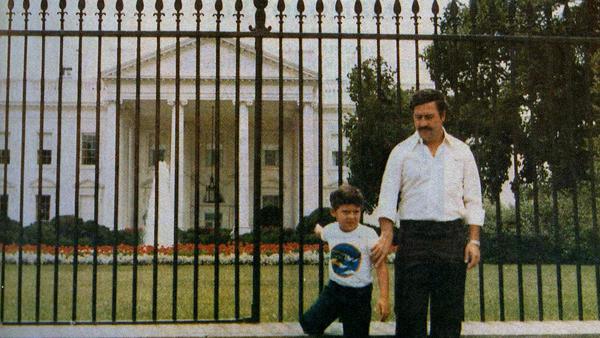 Pablo Escobar ar savu dēlu pie... Autors: SectumSempra Vēsturiskas bildes.#1