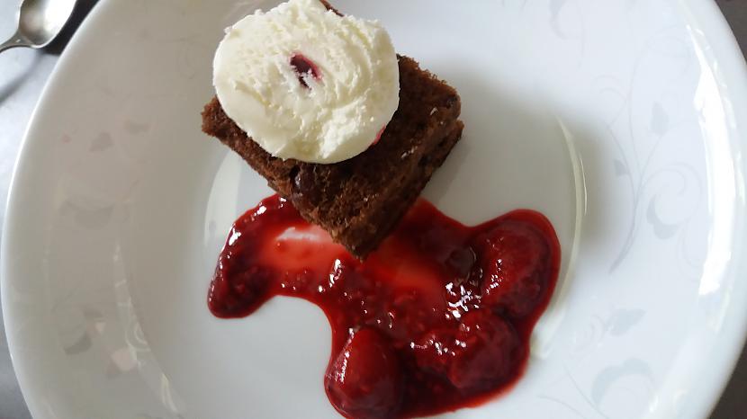 Liek saldējumu Autors: Lola1 Biscuit au chocolat avec une sauce crème glacée de baies et de chocolat blanc